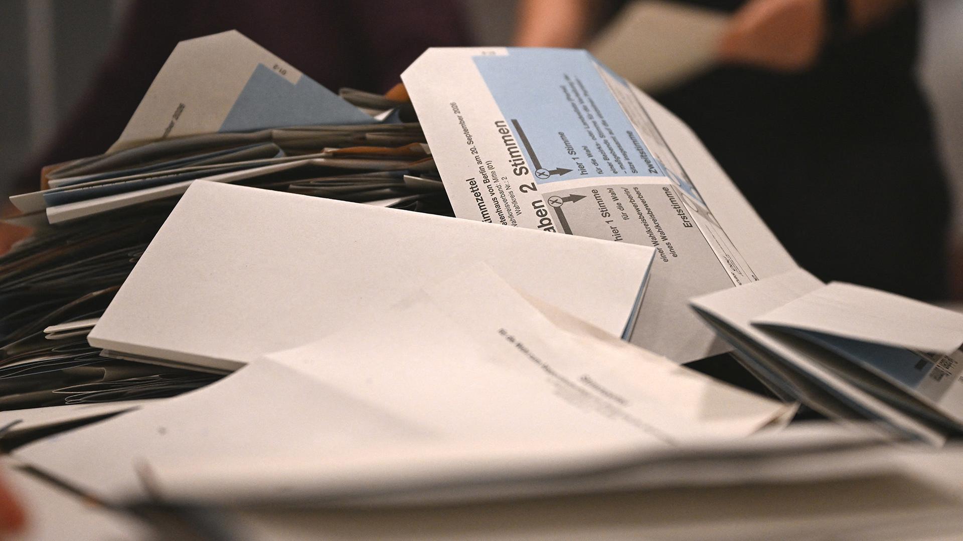 Archivbild: Wahlhelfer sortieren vor der Auszählung am 20.09.2026 in einem Wahllokal in Berlin-Mitte Stimmzettel. (Quelle: dpa/Katharina Kausche) | dpa/Katharina Kausche