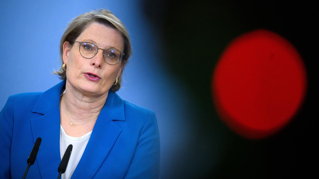 Justizministerin Hubig stellt Gesetzentwurf gegen digitale Gewalt vor