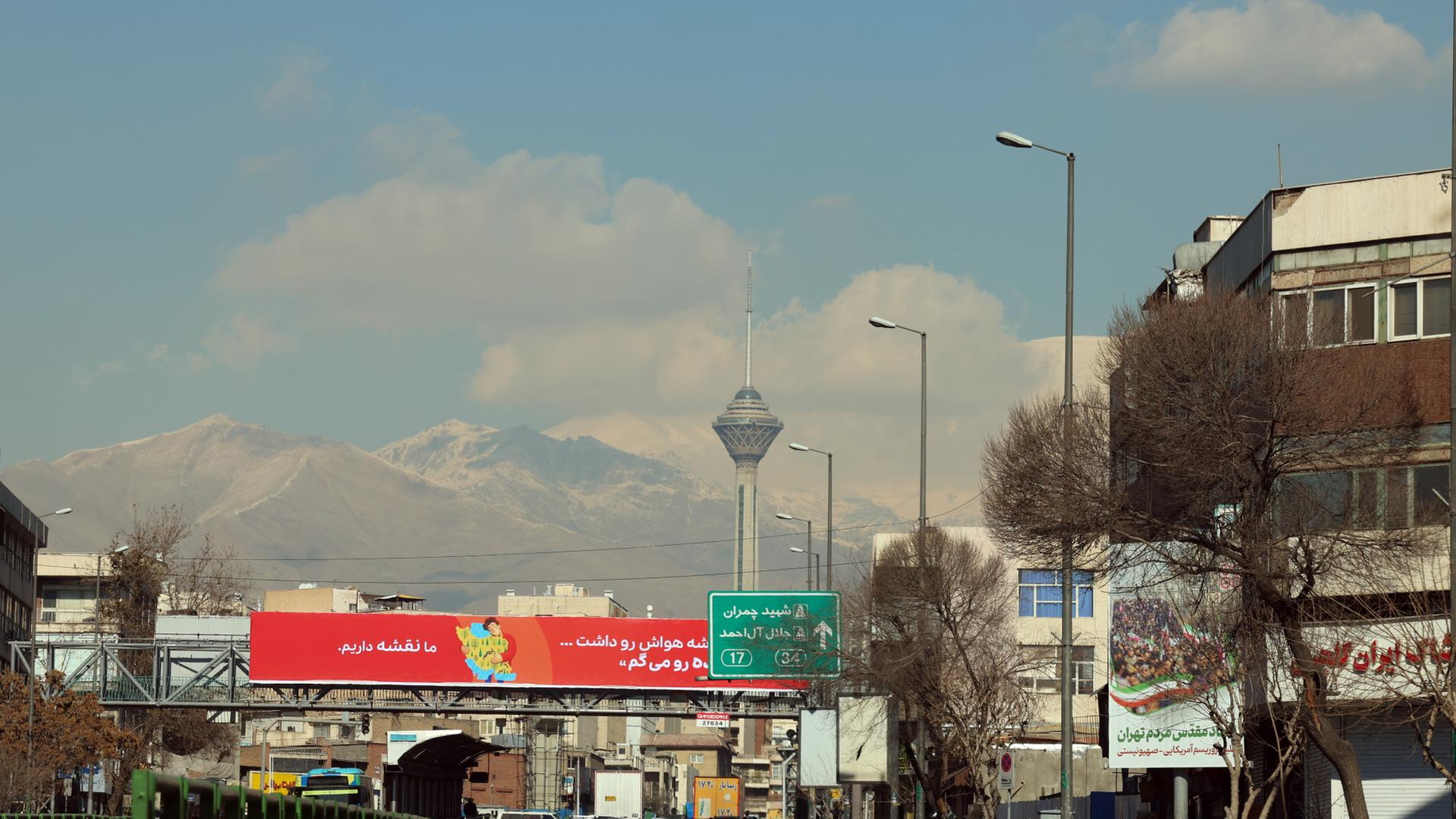 Eine Straße mit einem Funkturm und Bergen im Hintergrund. | EPA
