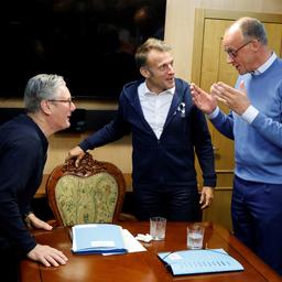 Emmanuel Macron, Keir Starmer und Friedrich Merz an Bord eines Zuges