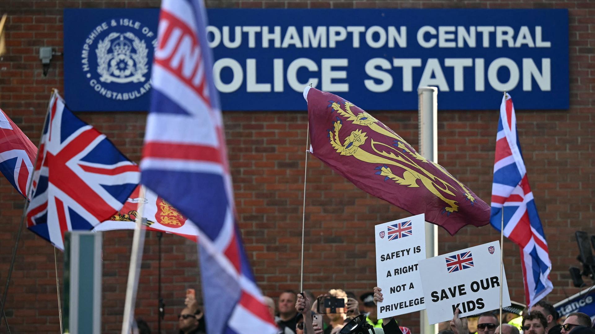 Menschen demonstrieren mit Nationalflagge vor der Polizei Southampton | AFP