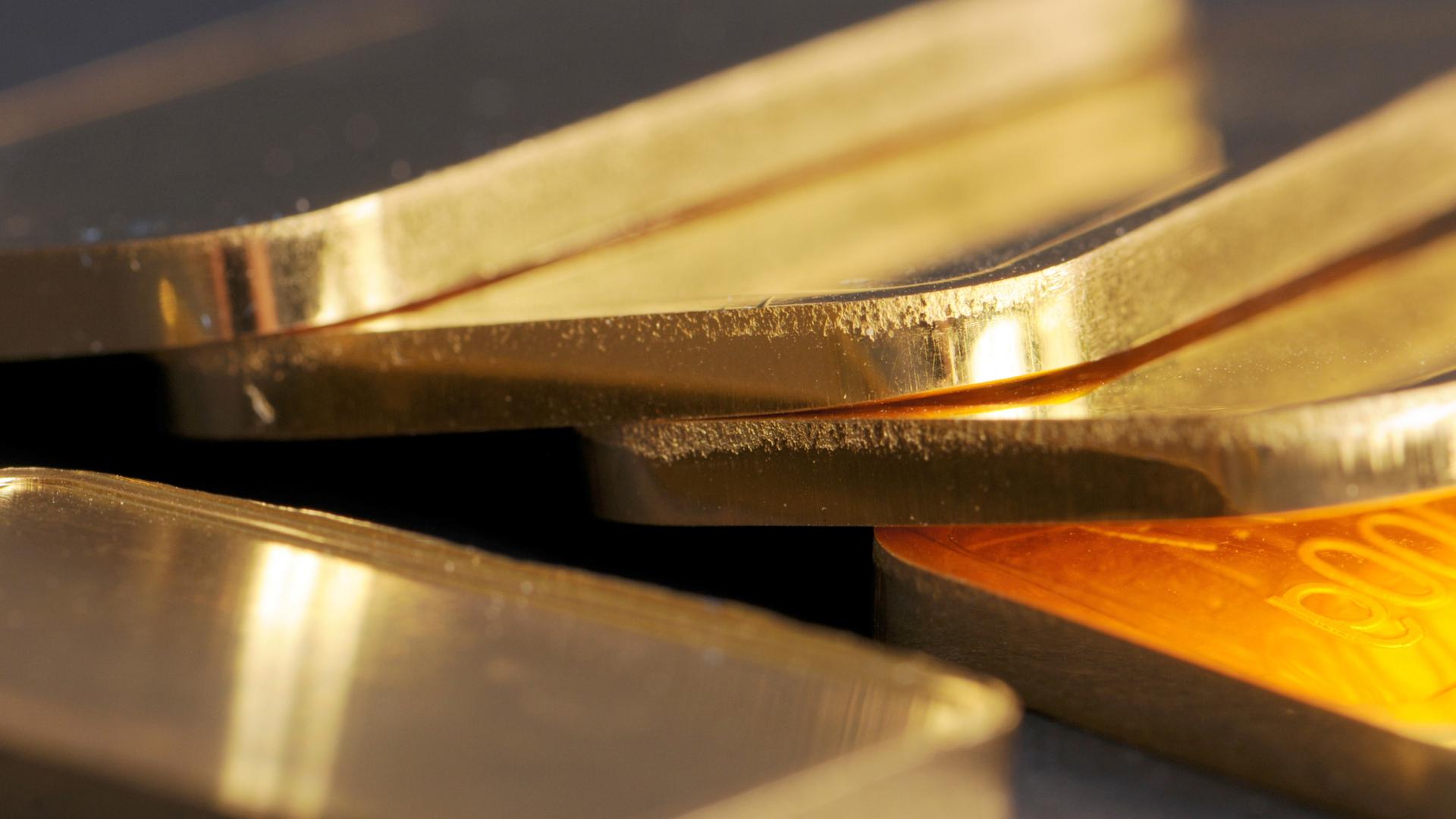 Goldbarren zu 100 je Gramm liegen auf einem Tisch | dpa