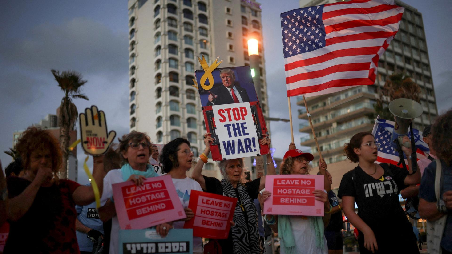 Angehörige der Geiseln bei einer Demonstration in Tel Aviv | REUTERS