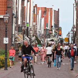 Ein Radfahrer einer in Fussgängerzone in Volendam, Niederlande