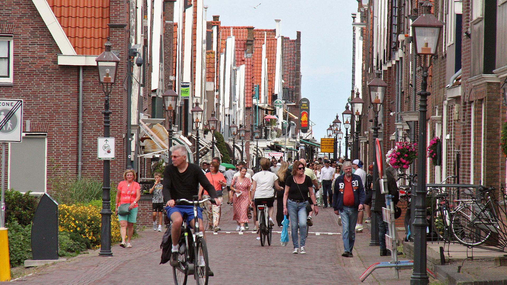 Ein Radfahrer einer in Fussgängerzone in Volendam, Niederlande | ARD Brüssel | WDR
