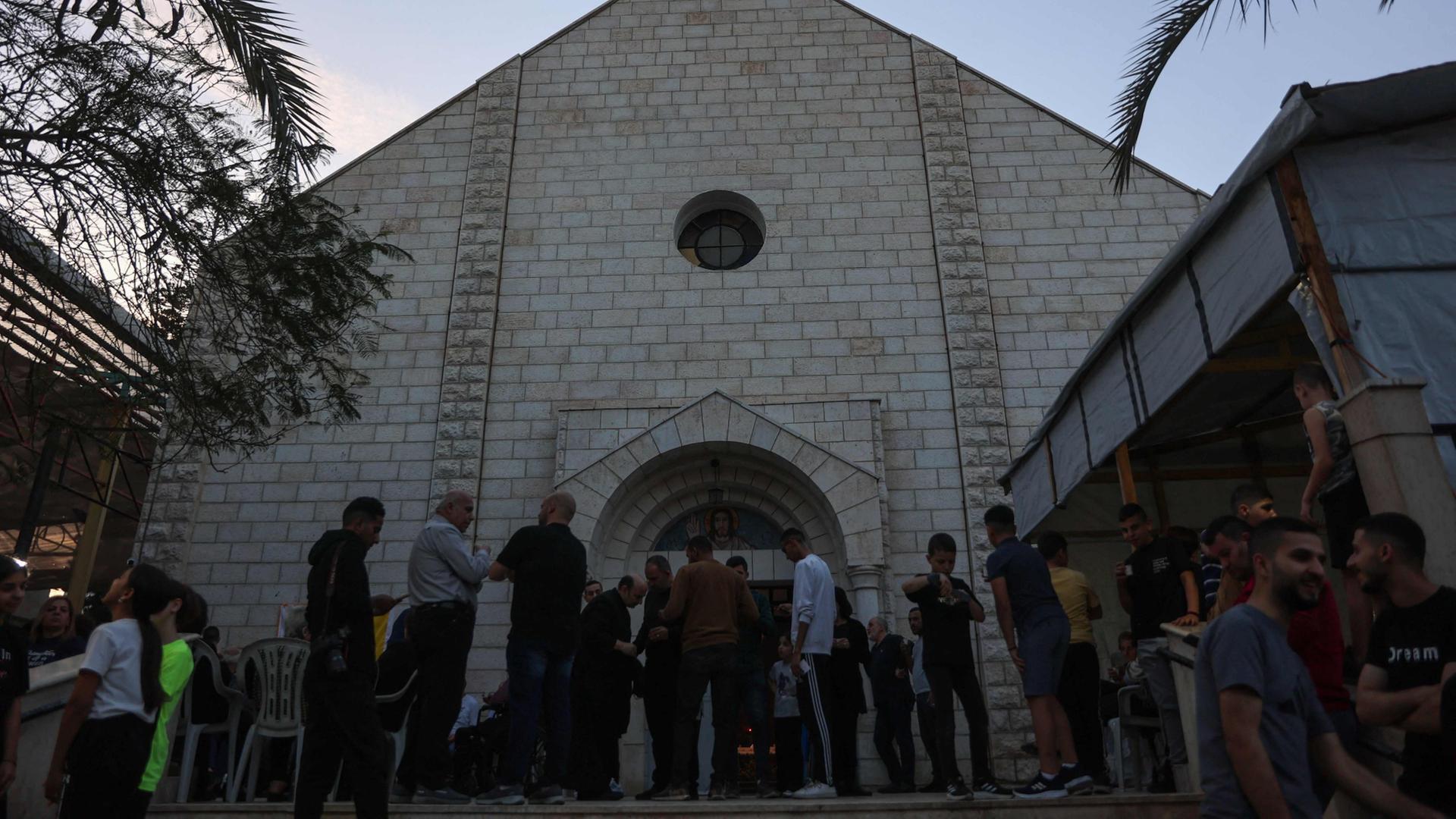 Menschen stehen vor der Kirche 