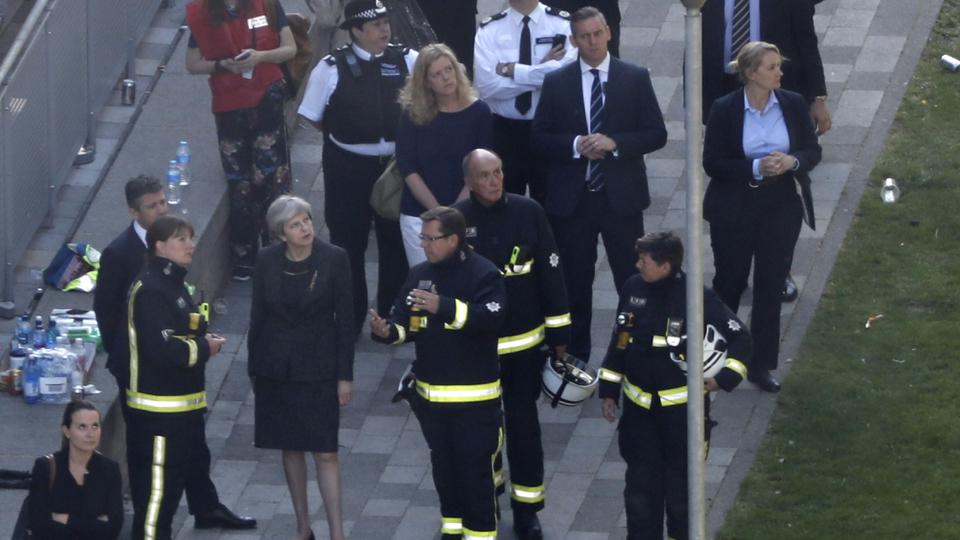 Die britische Premierministerin May am ausgebrannten Hochhaus Grenfell Tower.