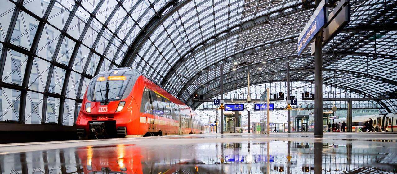 Regionalzug fährt in den Hauptbahnhof Berlin ein.