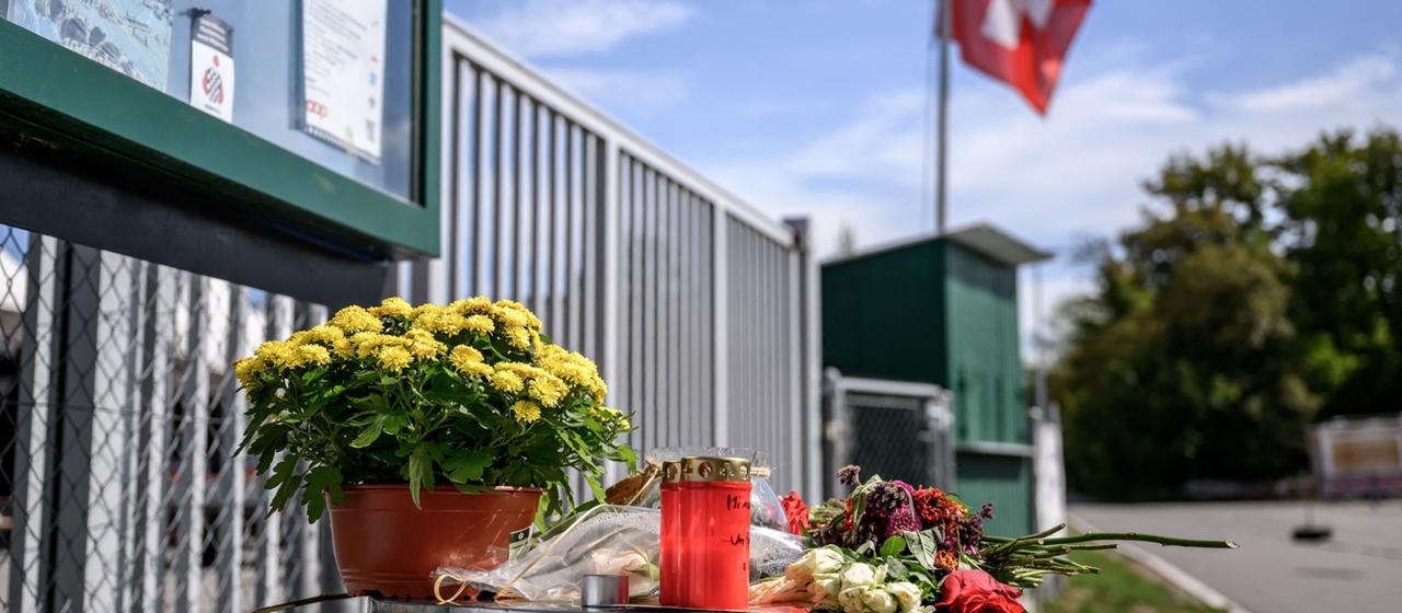 Blumen und Kerzen sind am Eingang der Pferderennbahn Schachen in Aarau (Schweiz) zu sehen.
