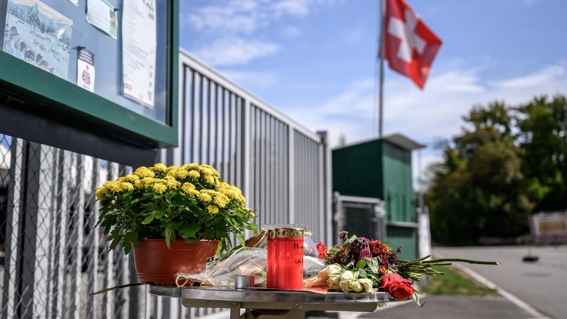 Blumen und Kerzen sind am Eingang der Pferderennbahn Schachen in Aarau (Schweiz) zu sehen. | AFP