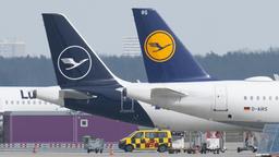 Passagiermaschinen der Lufthansa stehen auf dem Rollfeld auf dem Flughafen Frankfurt. (Symbolbild)