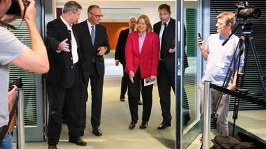 Markus Söder, Friedrich Merz, Bärbel Bas und Lars Klingbeil kommen gemeinsam zu einer Pressekonferenz.