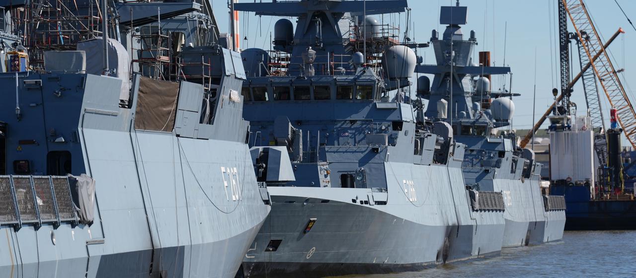 Die Korvette F 266 "Emden" liegt zwischen den Korvetten F 265 "Köln" und F 267 "Karlsruhe" am Kai einer Hamburger Werft.
