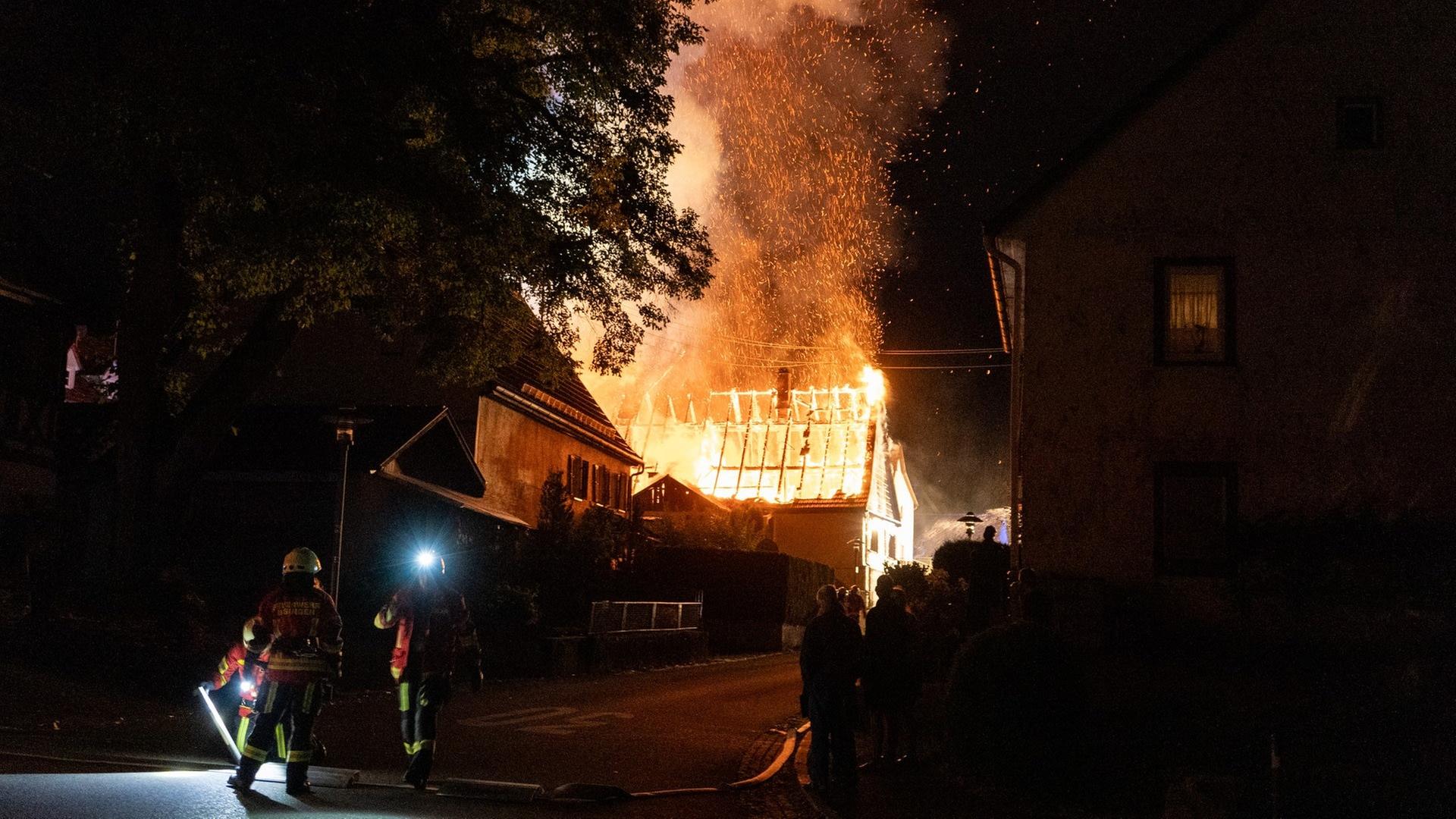 Einfamilienhaus in Bisingen in Flammen - Feuerwehr im Einsatz