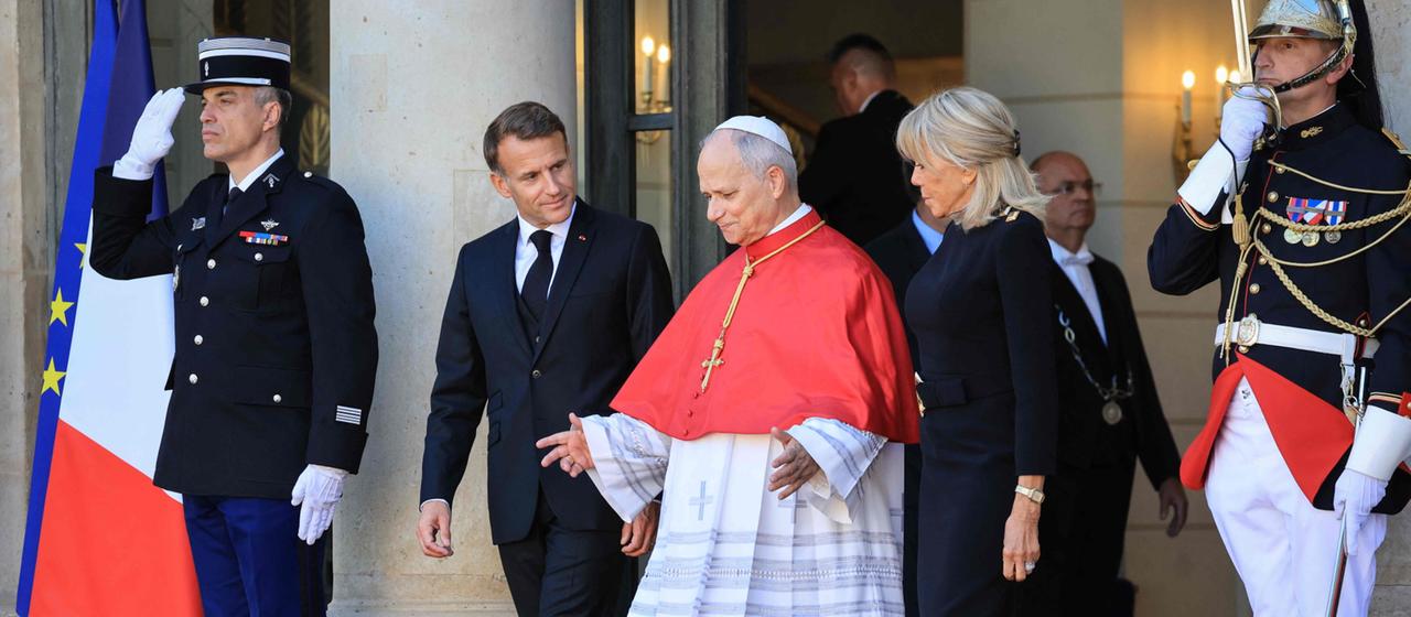 Papst Leo XIV. ist zusammen mit Emmanuel Macron und Brigitte Macron im Élysée-Palasts in Paris zu sehen.
