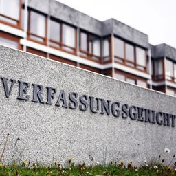 Stein mit der Aufschrift Bundesverfassungsgericht vor dem Gerichtsgebäude in Karlsruhe