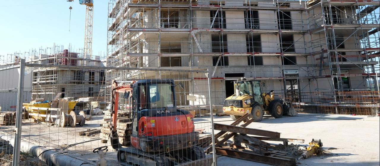 Blick auf eine Baustelle für Wohnungsbau bei Scharnhausen (Baden-Württemberg).