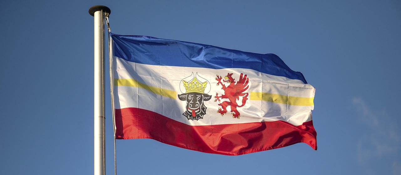 Eine wehende Flagge von Mecklenburg-Vorpommern.