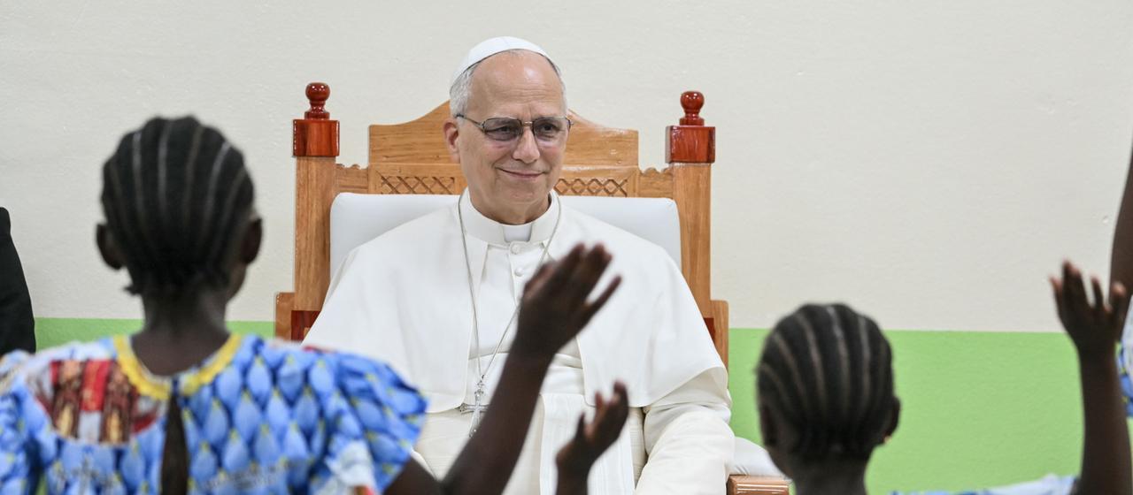 Papst Leo XIV. schaut in Jaunde (Kamerun) Kindern zu, die einen Tanz aufführen.