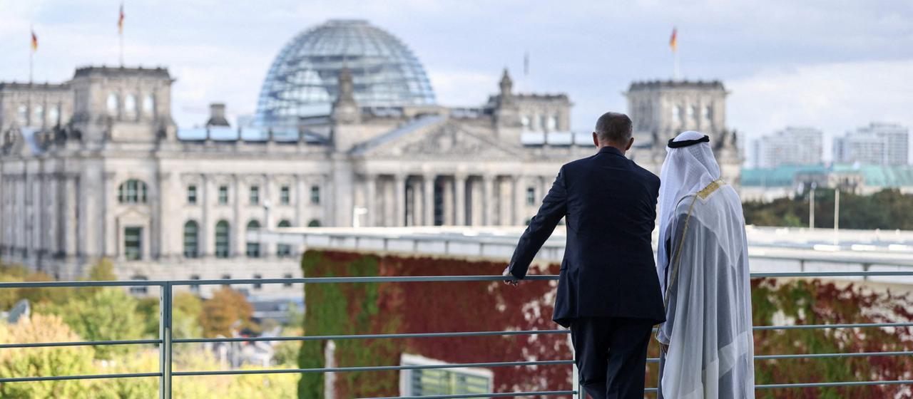 Friedrich Merz und Scheich Mohammed bin Sajid stehen auf der Terrasse des Bundeskanzleramts in Berlin.