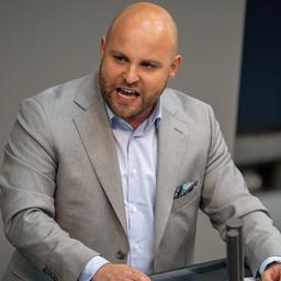 Der AfD-Abgeordnete Markus Frohnmaier spricht bei der Haushaltsdebatte im Bundestag.
