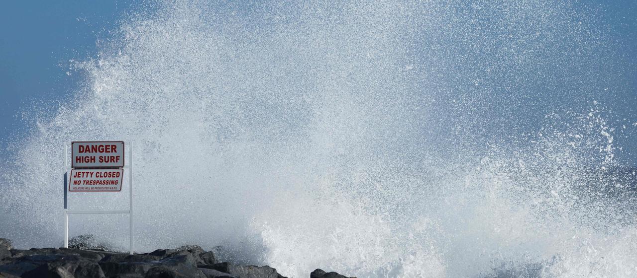 Eine hohe Welle am Newport Beach in Kalifornien