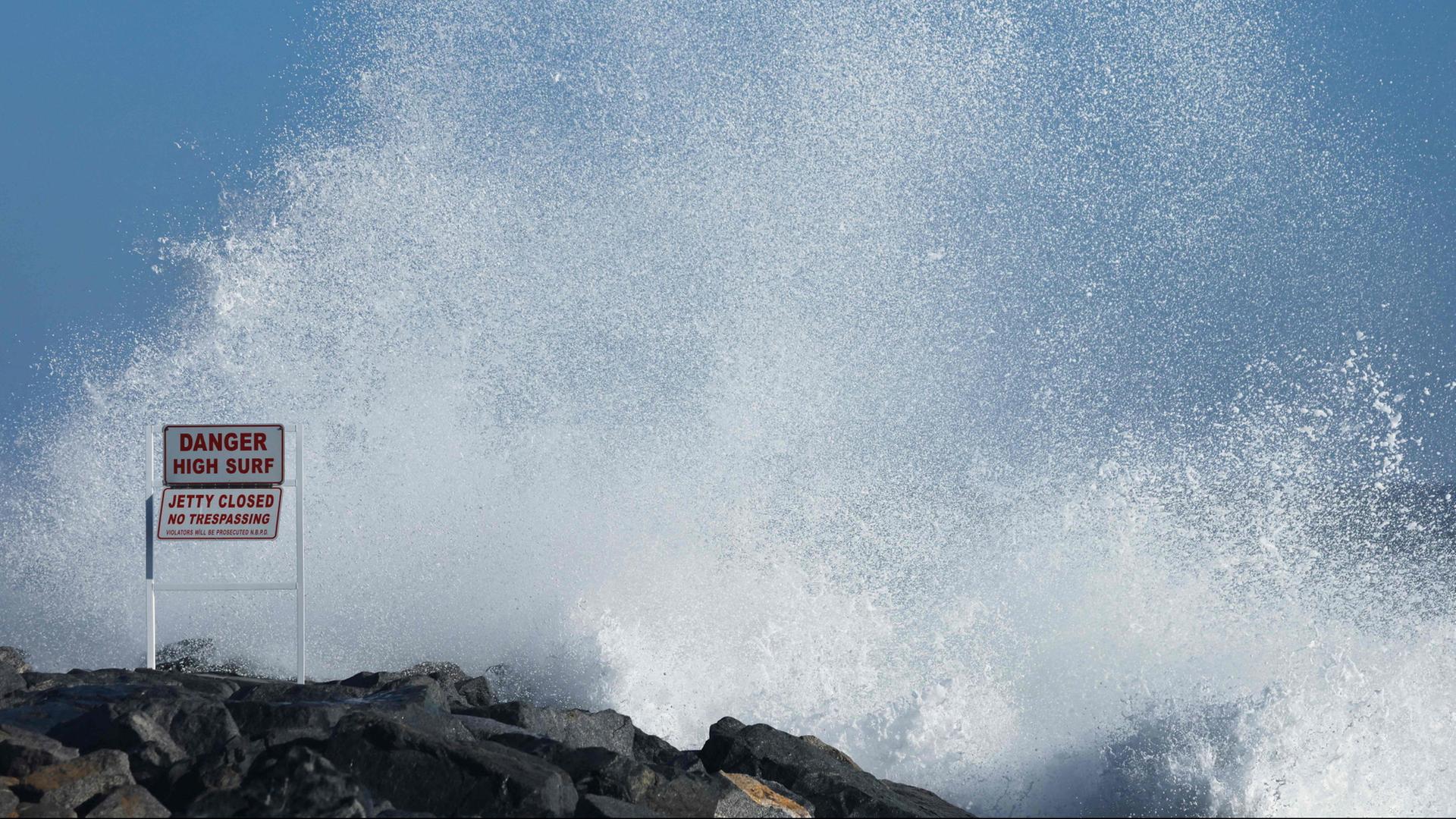 Eine hohe Welle am Newport Beach in Kalifornien | Getty Images via AFP