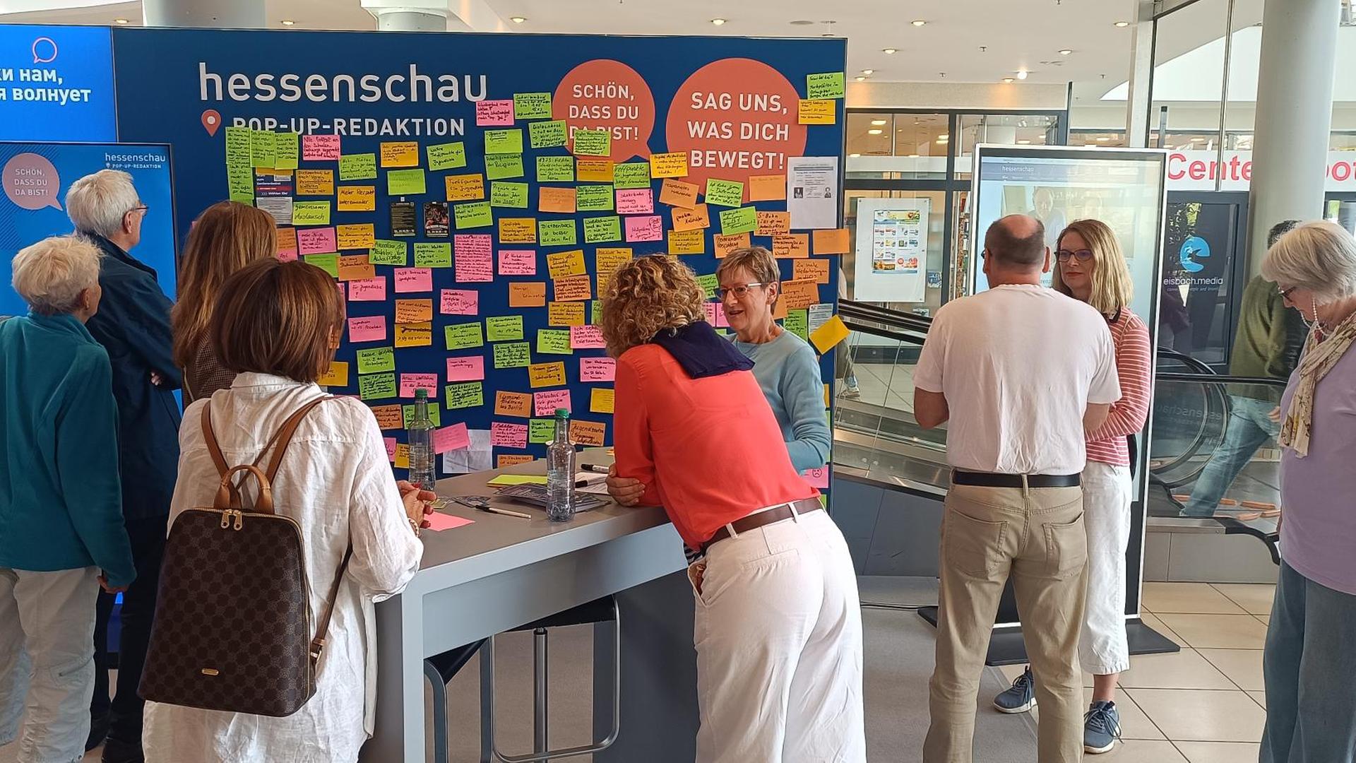 Die Dietzenbacher kleben ihre Anliegen an unsere Themenwand  | hr
