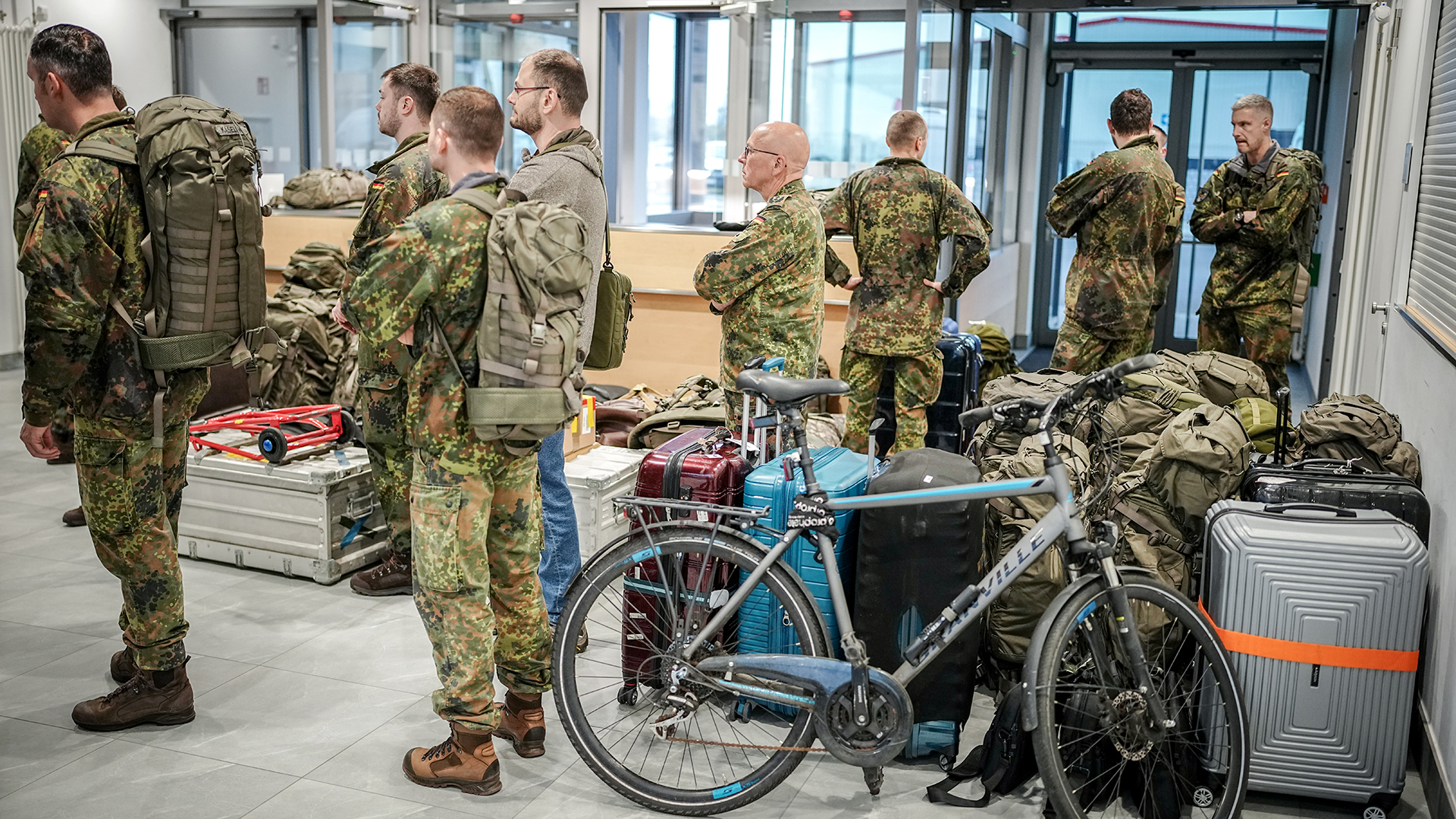 Soldaten der Bundeswehr des Vorkommandos der Brigade Litauen warten auf den Abflug nach Vilnius neben ihrem Gep?ck.