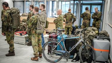 Soldaten der Bundeswehr des Vorkommandos der Brigade Litauen warten auf den Abflug nach Vilnius neben ihrem Gepäck.