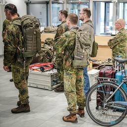 Soldaten der Bundeswehr des Vorkommandos der Brigade Litauen warten auf den Abflug nach Vilnius neben ihrem Gepäck.