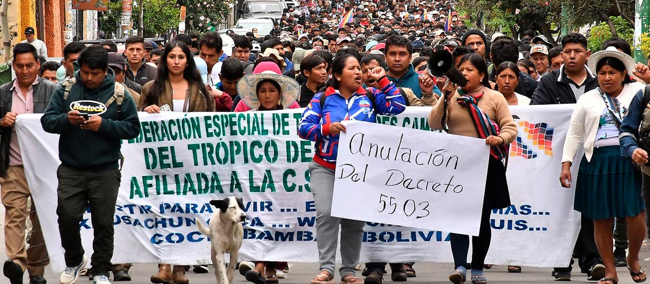 Menschen in Bolivien nehmen an einer Demonstration teil.
