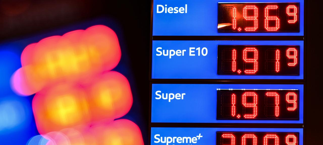 Auf einer Anzeige an einer Tankstelle in Göttingen werden am 4. September 2022 die Preise für Diesel, Super E10 und Super-Benzin angezeigt.