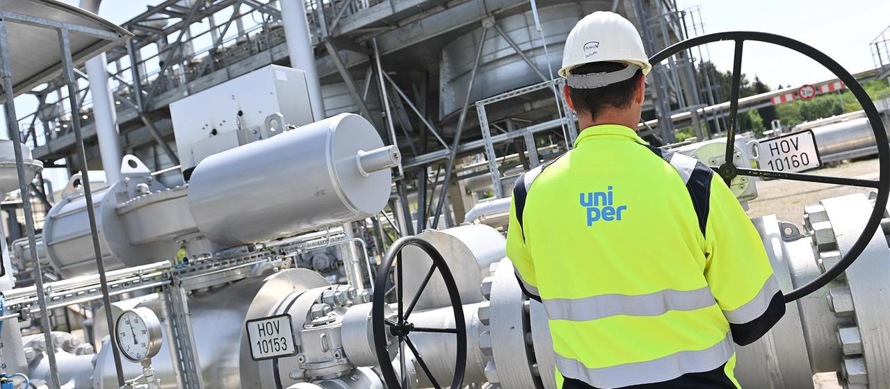 Ein Uniper-Mitarbeiter bei der Arbeit am Erdgasspeicher Bierwang.