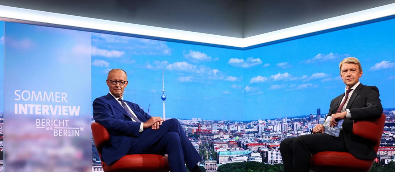 Friedrich Merz (l) sitzt beim ARD-Sommerinterview mit Markus Preiß im Studio.
