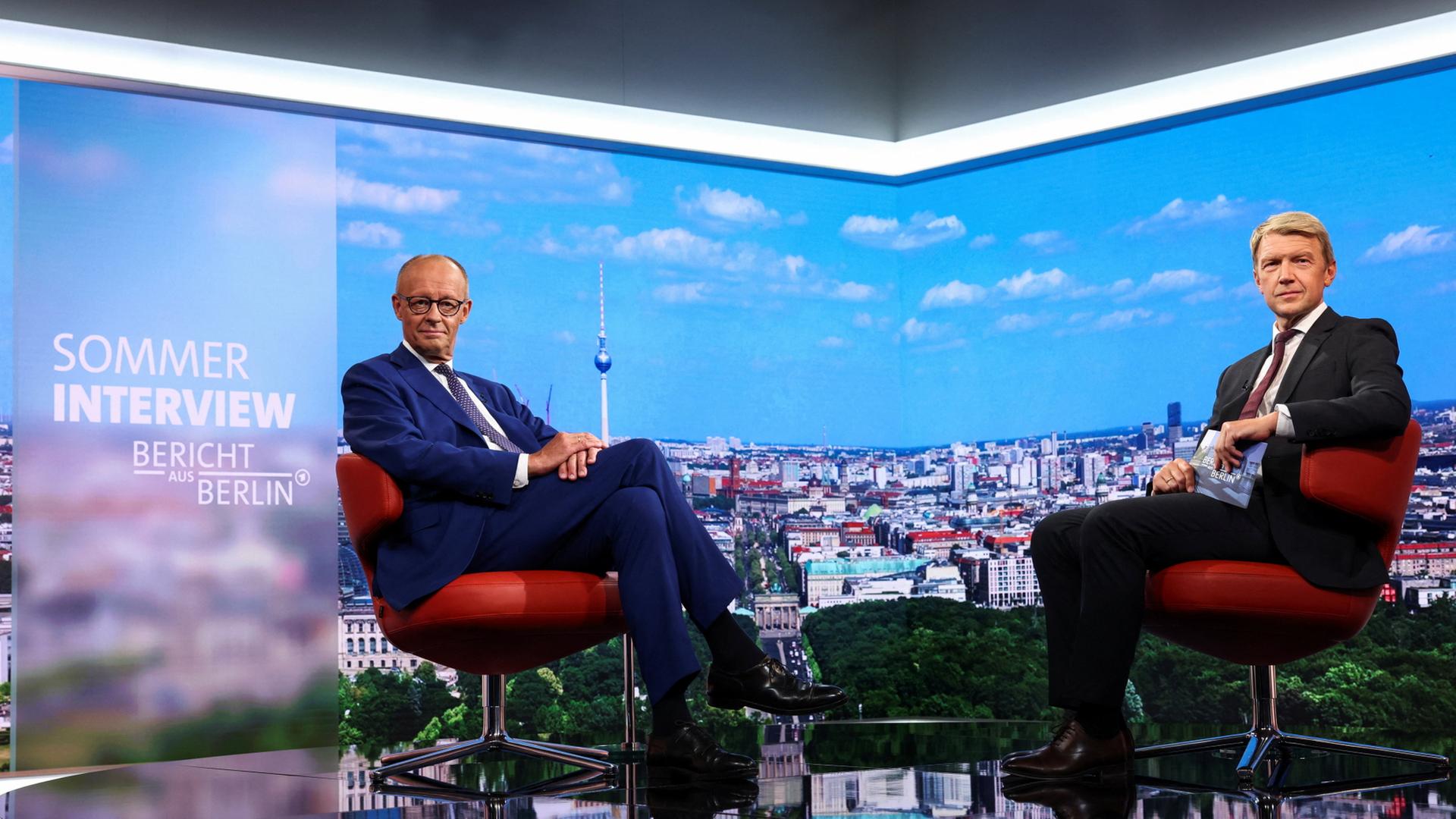 Friedrich Merz (l) sitzt beim ARD-Sommerinterview mit Markus Preiß im Studio.  | REUTERS