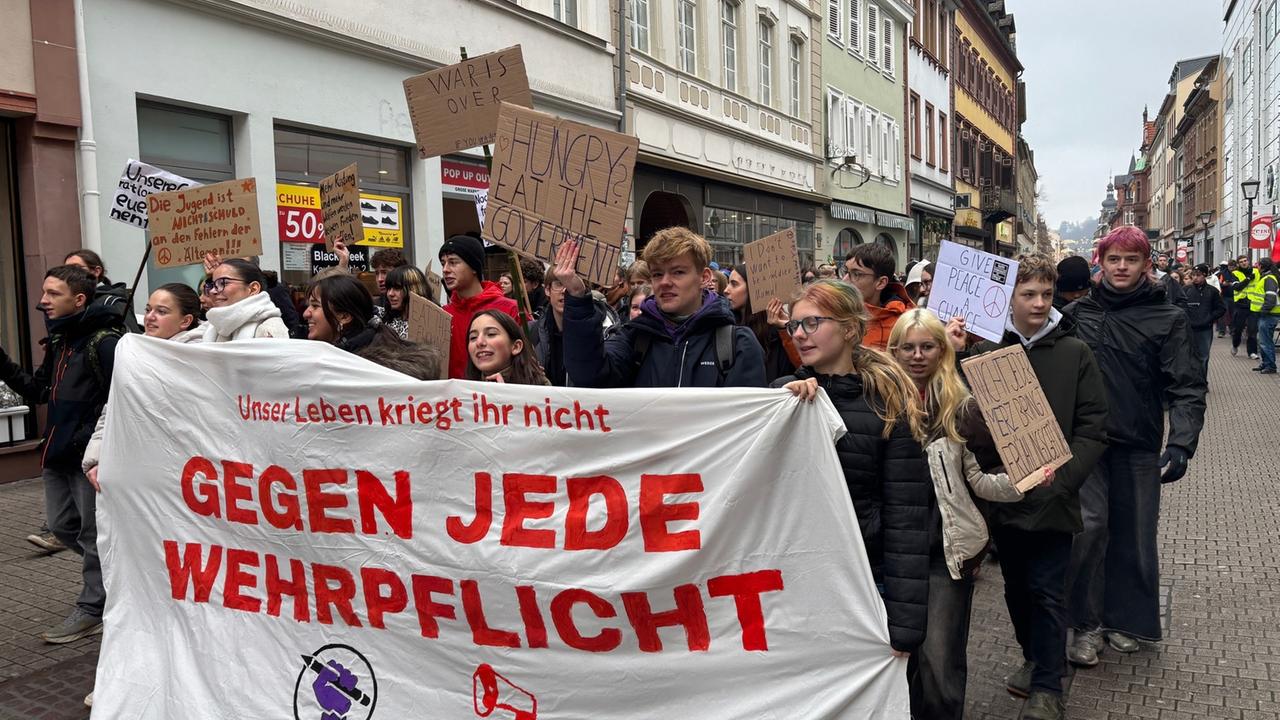 "Schulstreik gegen Wehrpflicht": Deshalb demonstrieren junge Menschen im Land | tagesschau.de