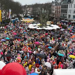 Tausende Narren und Närrinnen feiern in Mainz Weiberfastnacht.