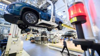 Neuwagen und Mitarbeiter im VW-Stammwerk.