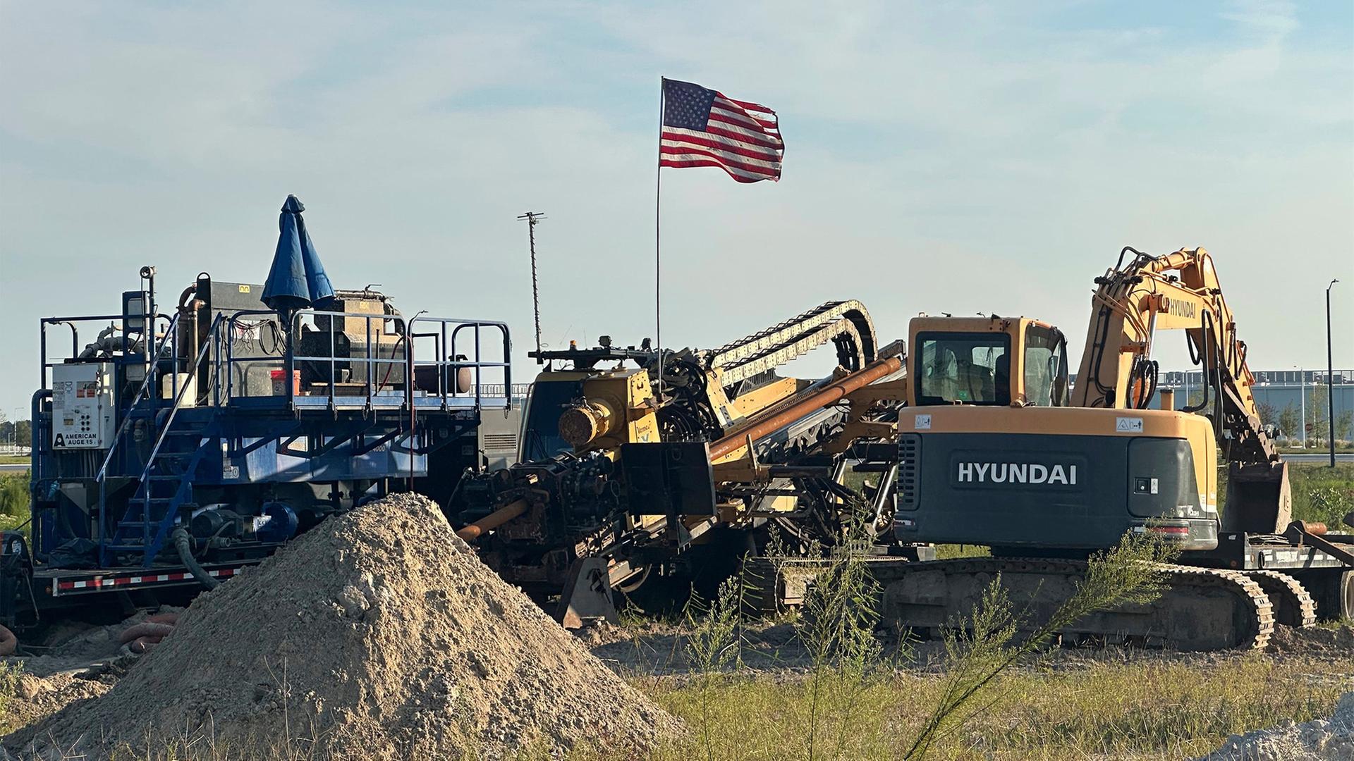Eine amerikanische Flagge weht auf Baufahrzeugen auf dem Gelände des Elektrofahrzeugwerks der Hyundai Motor Group in Ellabell, Georgia. | AP