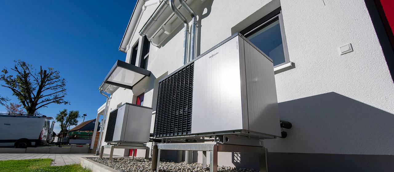 Wärmepumpen vor Wohngebäuden | picture alliance / M.i.S. Wärmepumpen vor Wohngebäuden