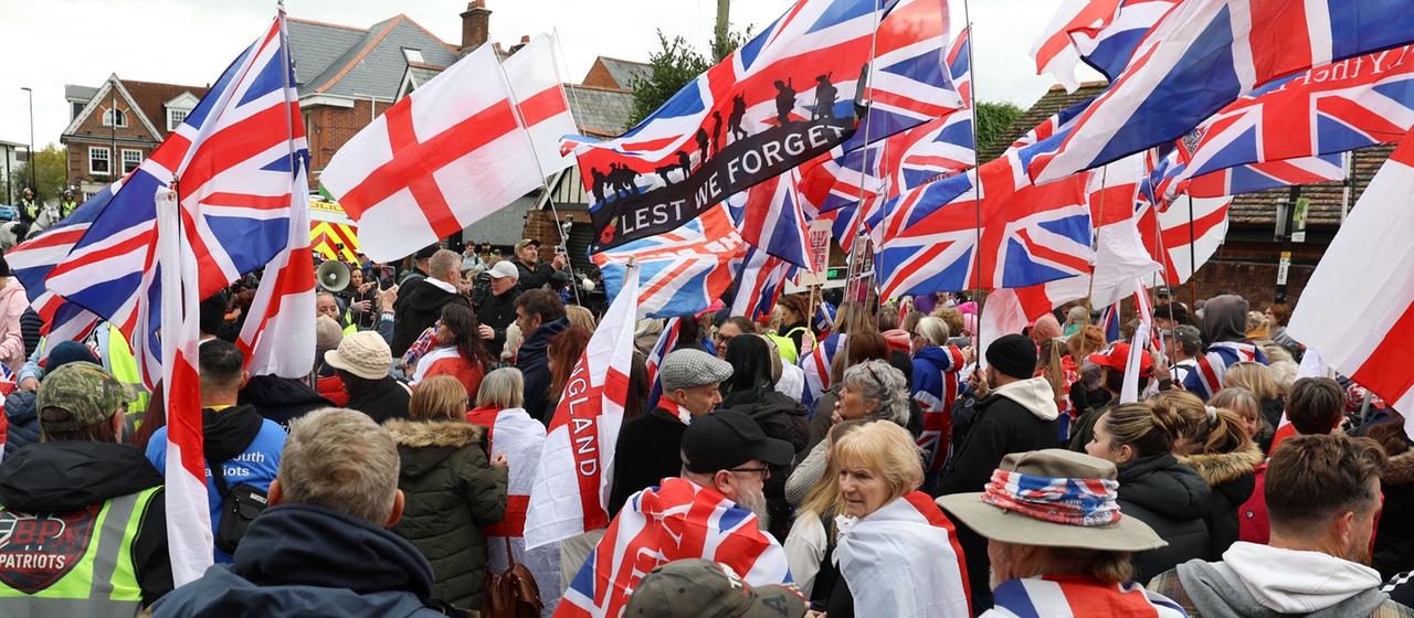 Demonstranten blockieren eine Straße in Southampton.