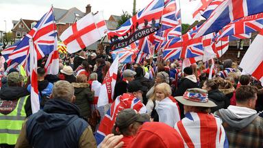 Demonstranten blockieren eine Straße in Southampton.