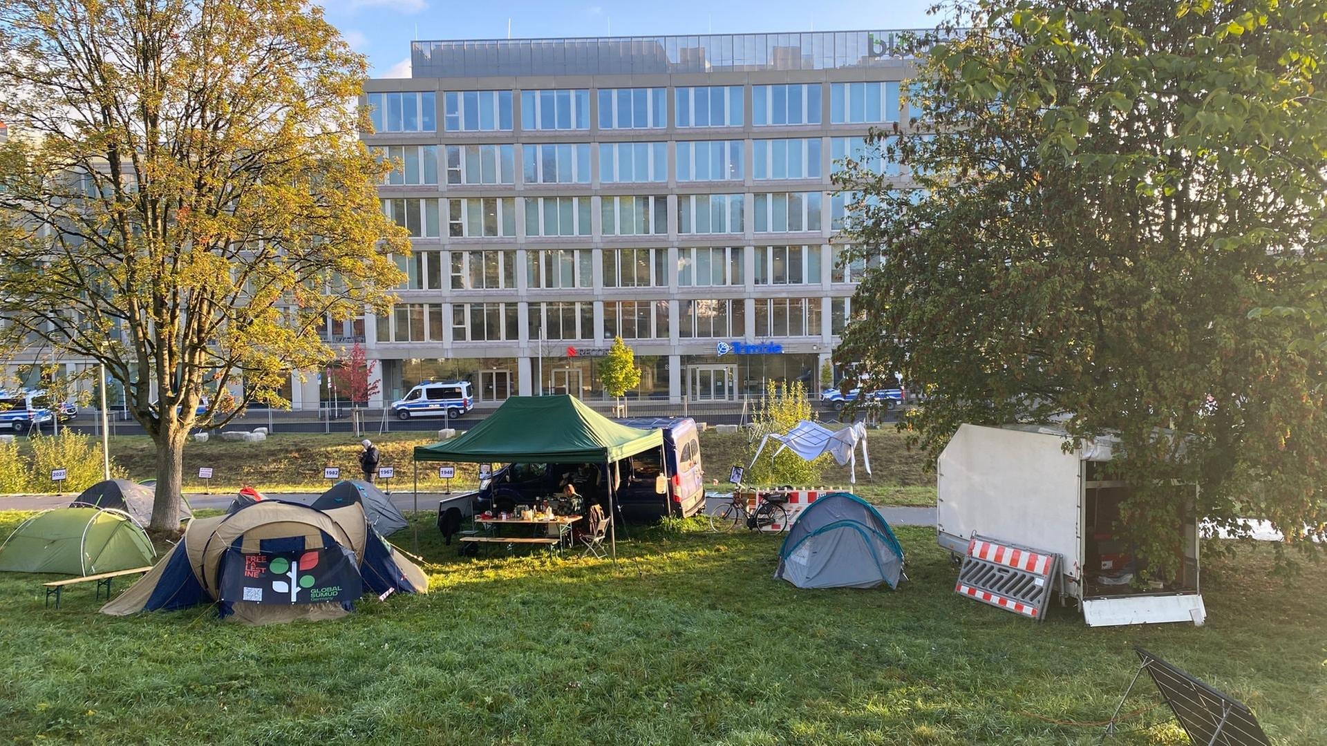 Seit Mittwochmorgen zelten Pro-Palästina-Aktivisten vor der Zentrale des istraelischen Rünstungskonzerns Elbit in Ulm.  | SWR, Maja Nötzel 