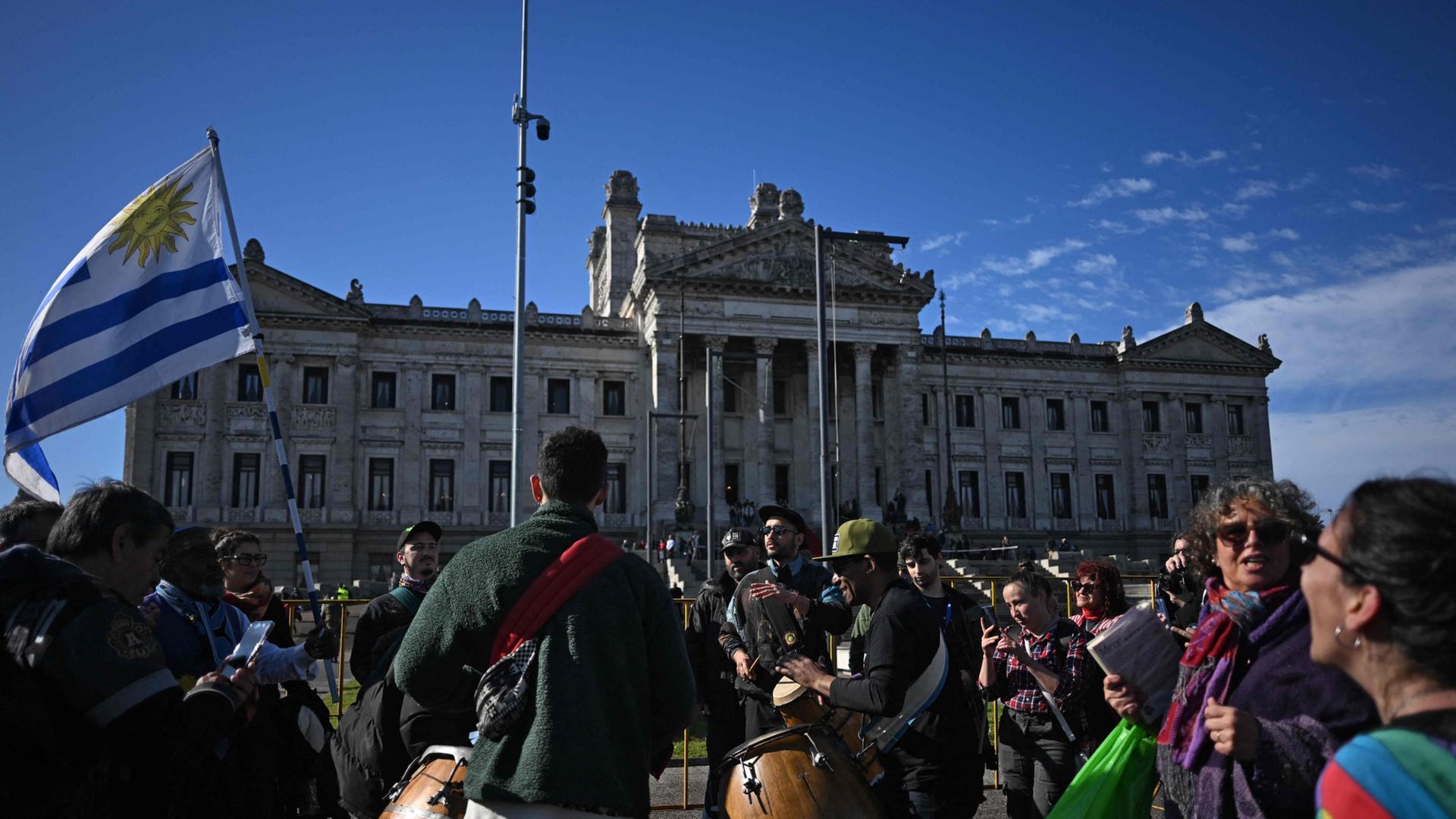 Menschen machen Musik in Montevideo, Uruguay. | AFP