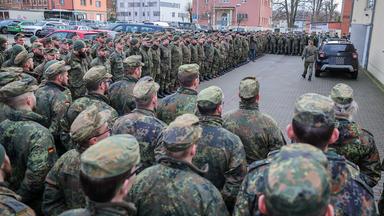 Soldaten der Bundeswehr treten vor ihrem Einsatz zu einer Einweisung an.