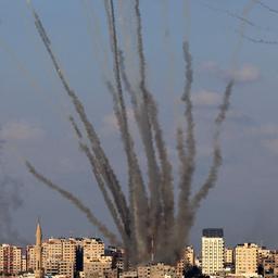 Die Hamas feuert Raketen auf Israel ab.