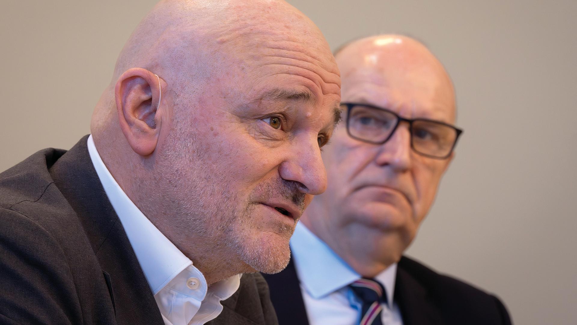 Dietmar Woidke (r, SPD), Ministerpräsident von Brandenburg, und Robert Crumbach (l, BSW), Vize-Regierungschef und Brandenburger Finanzminister, geben am 18.03.2025 eine gemeinsame Pressekonferenz zur 100-Tage-Bilanz der Landesregierung. (Quelle: Picture Alliance/Soeren Stache) | Picture Alliance/Soeren Stache