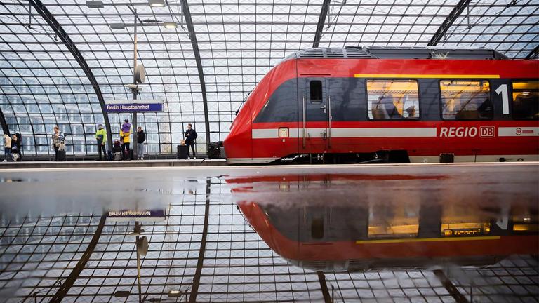 Ein Regionalzug fährt am Berliner Hauptbahnhof ein.