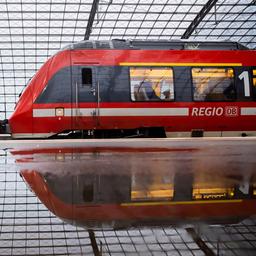 Ein Regionalzug fährt am Berliner Hauptbahnhof ein.